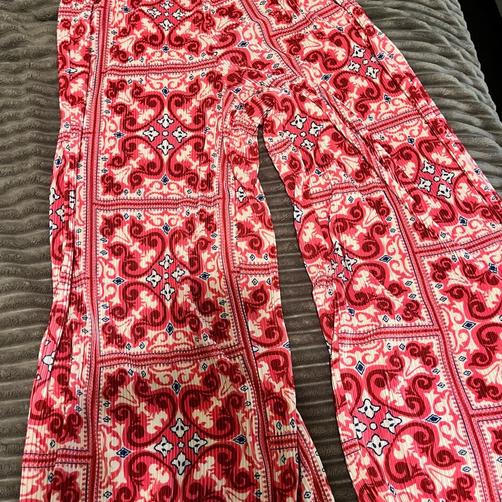 Brand new never worn NY and Co. wide leg floral pant size Small.